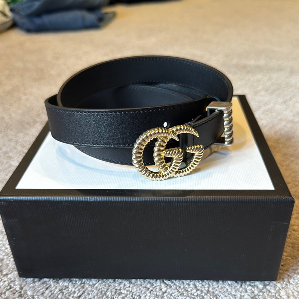 Gucci Women’s Black Leather Belt with Gold Double G Buckle